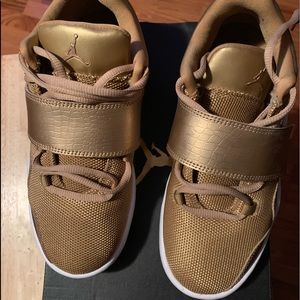 Jordan J23 Sneakers (metallic gold)